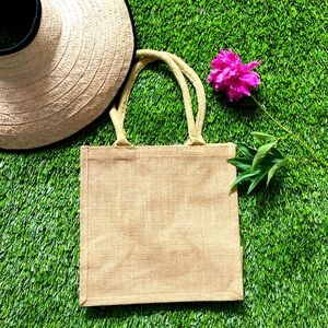 Beatiful bag ready to wear in a raw organic style.never used it.